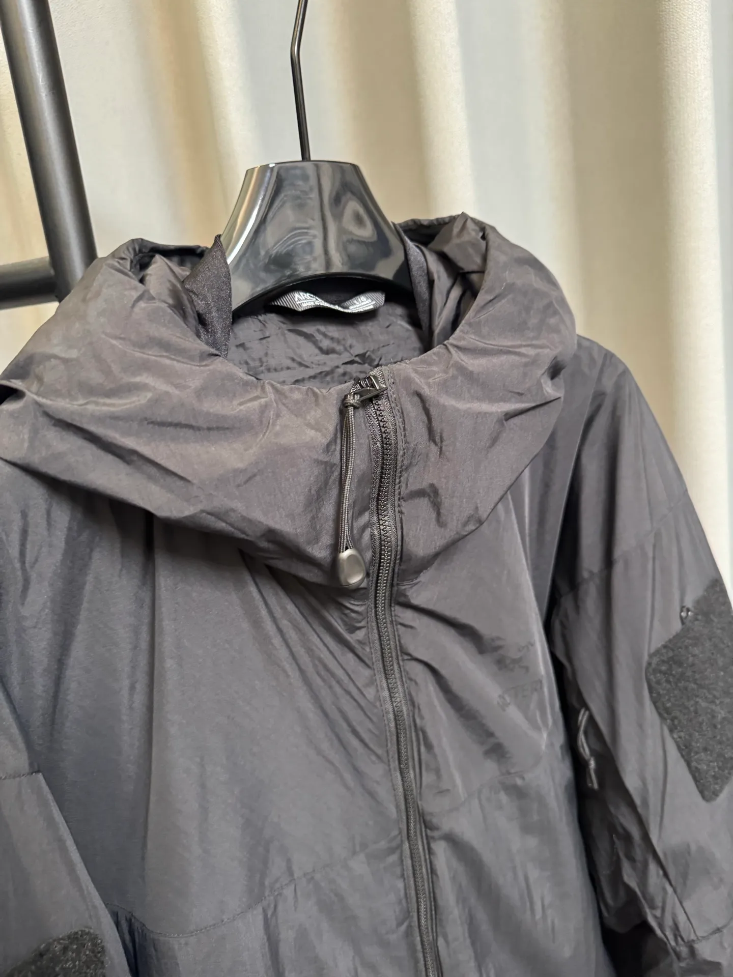【Premium 】 Arc·teryx 26fw ! N WINDSTOPPER 2L ， Coreloft 100 ， 。 Cold Series ， ， ， ！ ， 。 windstopper ,n Gossamera Fusion WS。 ， ： 1： WINDSTOPPER ， ， ， ， 。 Coreloft ， 。 。 2： 。 3： ， ， 。 4： ， ， 。 ， ， ： / Gray/ Size：s/m/l/xl/xxl